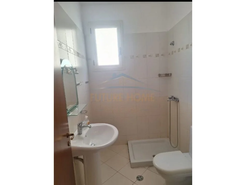 Vlore, jepet me qera apartament 1+1 Kati 2, 65 m² 400 € (Lungomare)