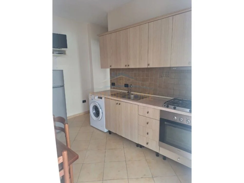 Vlore, jepet me qera apartament 1+1 Kati 2, 65 m² 400 € (Lungomare)