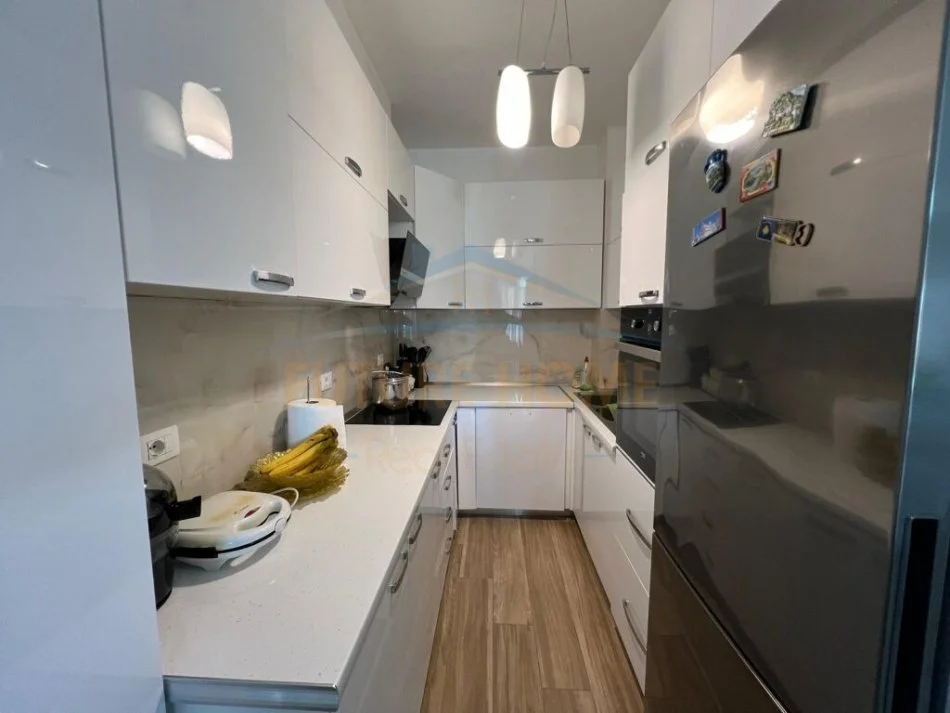 Tirane, shitet apartament 2+1 Kati 5, 105 m² 180.000 € (Unaza e Re)
