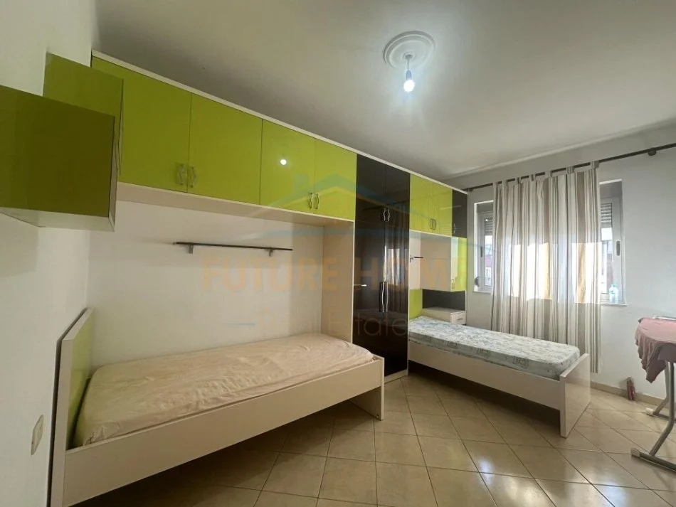 Tirane, jepet me qera apartament 2+1+Ballkon , 400 € (Unaza e Re)