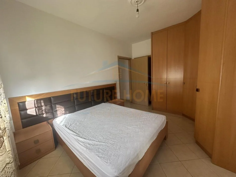 Tirane, jepet me qera apartament 2+1+Ballkon , 400 € (Unaza e Re)