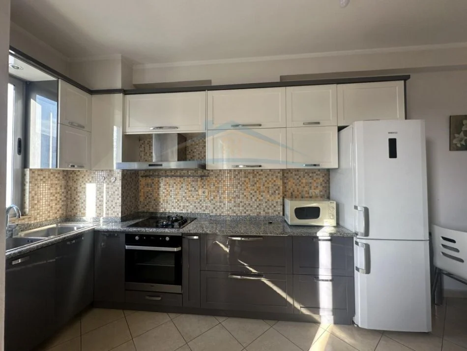 Tirane, jepet me qera apartament 2+1+Ballkon , 400 € (Unaza e Re)