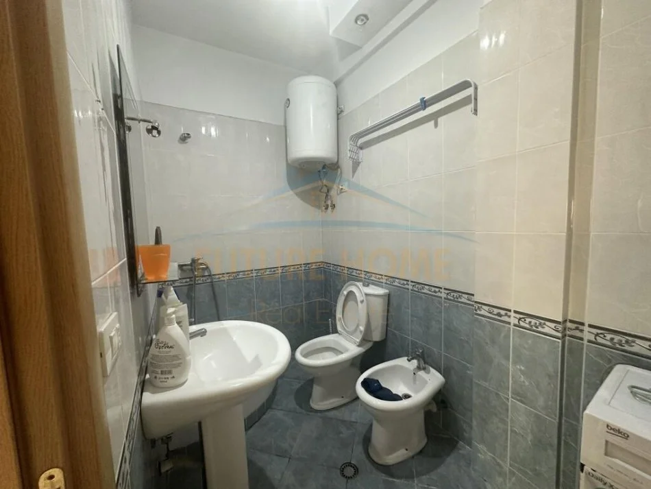 Tirane, jepet me qera apartament 2+1+Ballkon , 400 € (Unaza e Re)