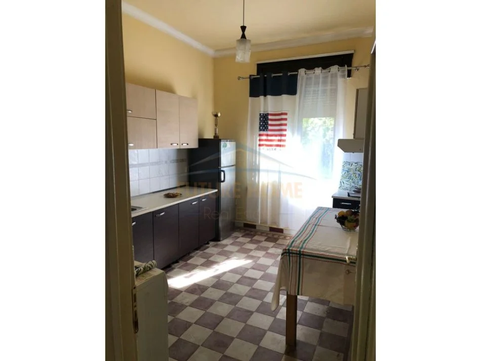 Tirane, jepet me qera apartament 3+1 Kati 2, 90 m² 500 € (Rruga e Barrikadave)