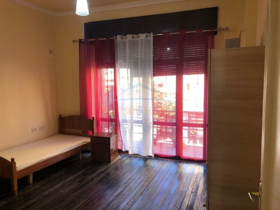 Tirane, jepet me qera apartament 3+1 Kati 2, 90 m² 500 € (Rruga e Barrikadave)