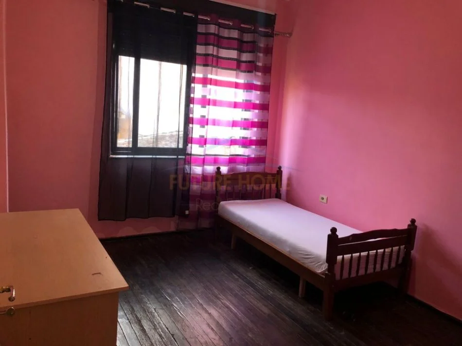 Tirane, jepet me qera apartament 3+1 Kati 2, 90 m² 500 € (Rruga e Barrikadave)
