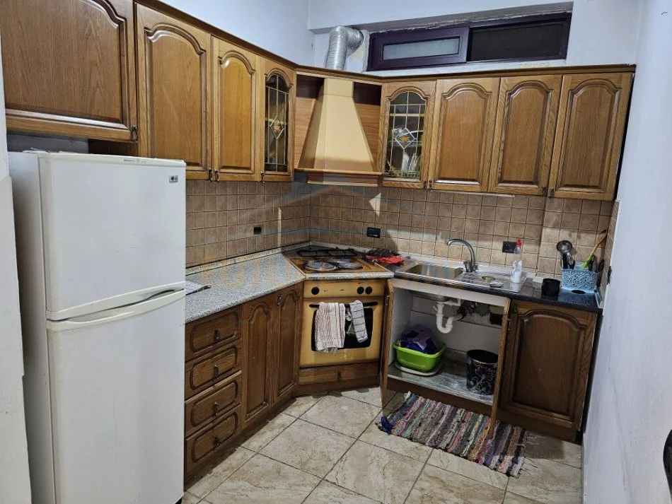 Tirane, jepet me qera apartament 3+1+Ballkon Kati 6, 106 m² 700 € (Stacioni i Trenit)