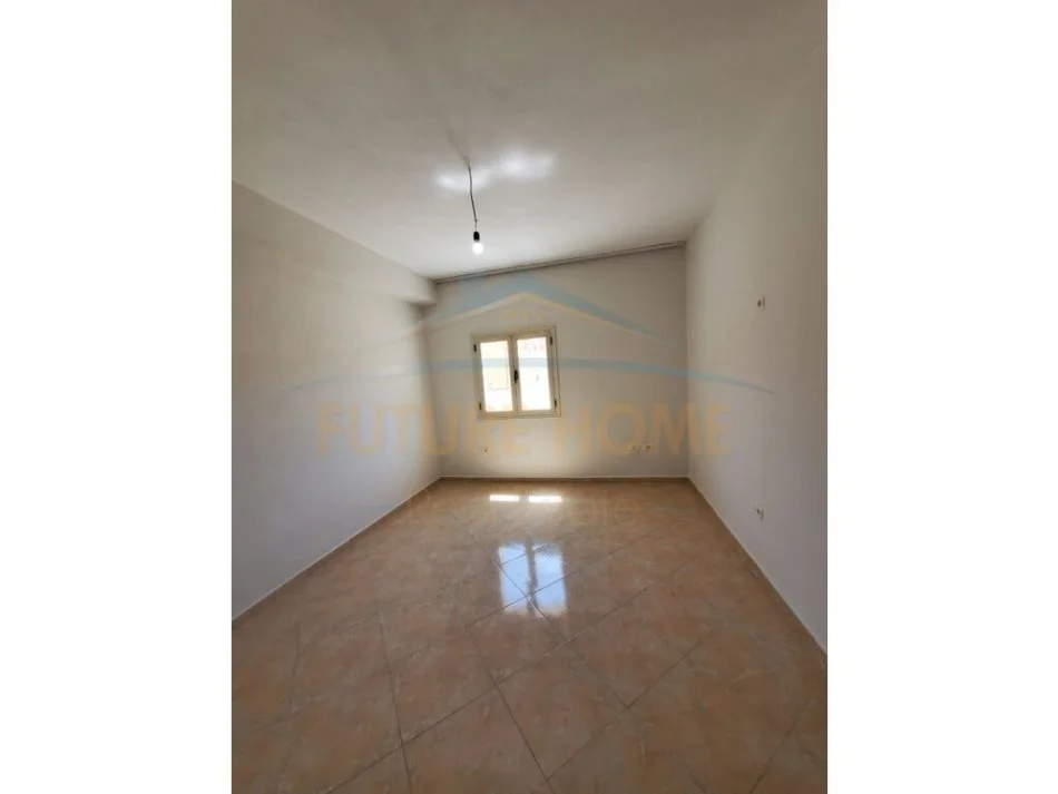 Tirane, shitet apartament 3+1 , (porcelan)