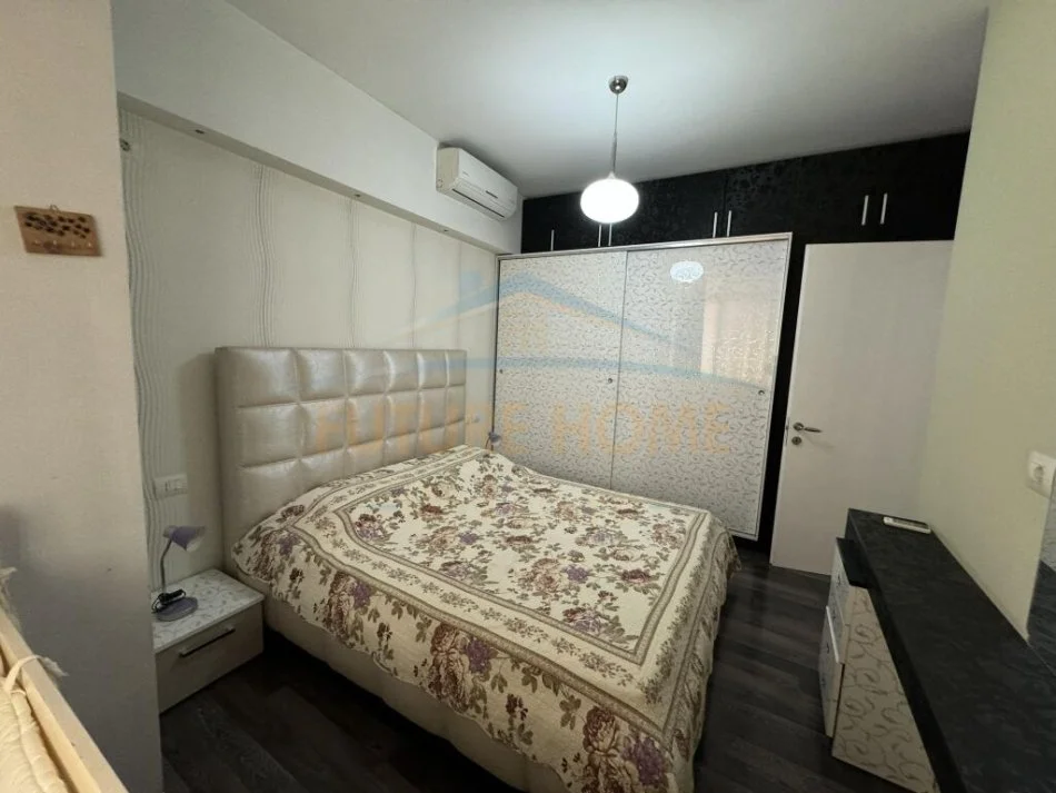Tirane, shitet apartament Kati 5, 90 m² (UNAZA E RE)