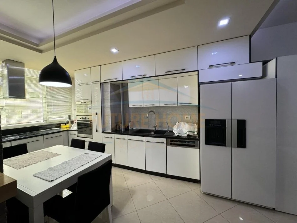 Tirane, shitet apartament Kati 5, 90 m² (UNAZA E RE)