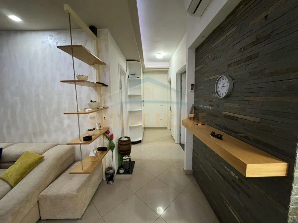 Tirane, shitet apartament Kati 5, 90 m² (UNAZA E RE)