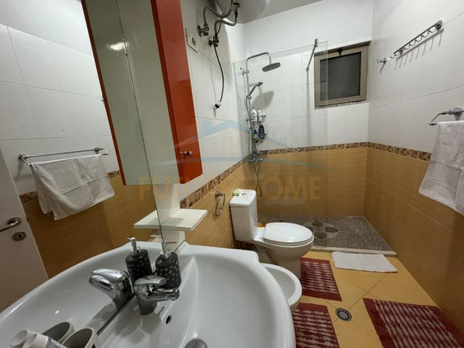 Tirane, shitet apartament Kati 5, 90 m² (UNAZA E RE)
