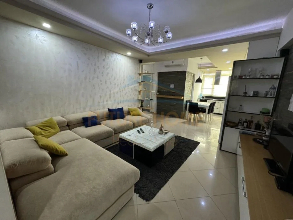 Tirane, shitet apartament Kati 5, 90 m² (UNAZA E RE)