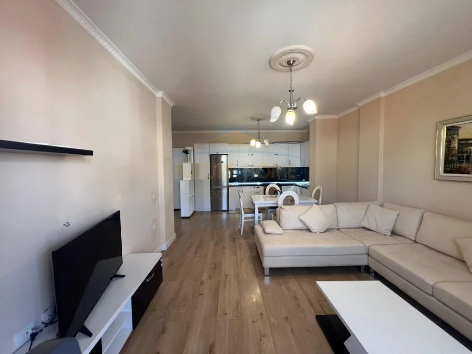 Tirane, jepet me qera apartament 1+1 Kati 1, 77 m² 650 € (Liqeni i Thate)