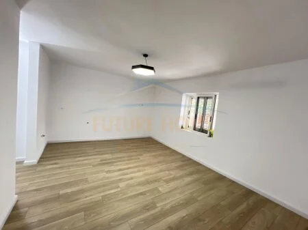 Tirane, jepet me qera apartament 2+1 Kati 1, 90 m² 600 € (RRUGA KONGRESI I MANASTIRIT)