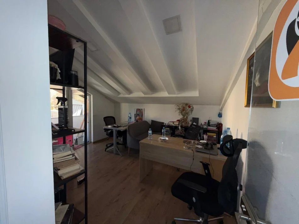 Tirane, jepet me qera ambjent biznesi Kati 1, 311 m² 3.000 € (Ish blloku, Rr.Sami Frasheri)