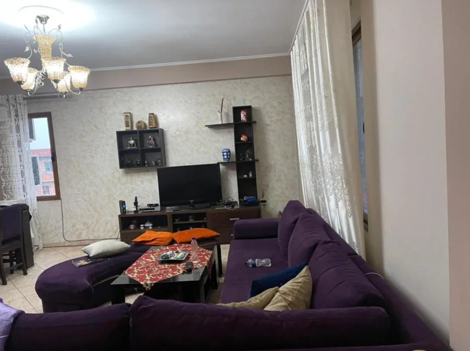 Tirane, jepet me qera apartament 3+1 , 550 € (prane fabrikes te mielleit)