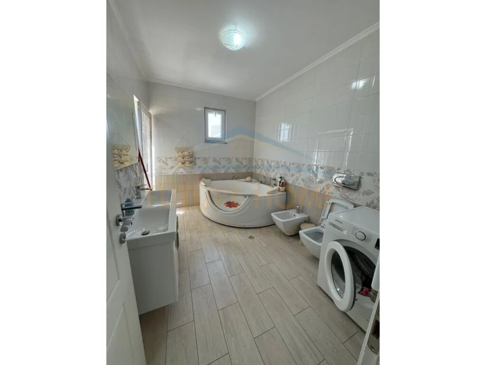 Tirane, jepet me qera apartament+verande | Penthouse 3+1+Ballkon Kati 9, 165 m² 1.500 € (SELVIA)