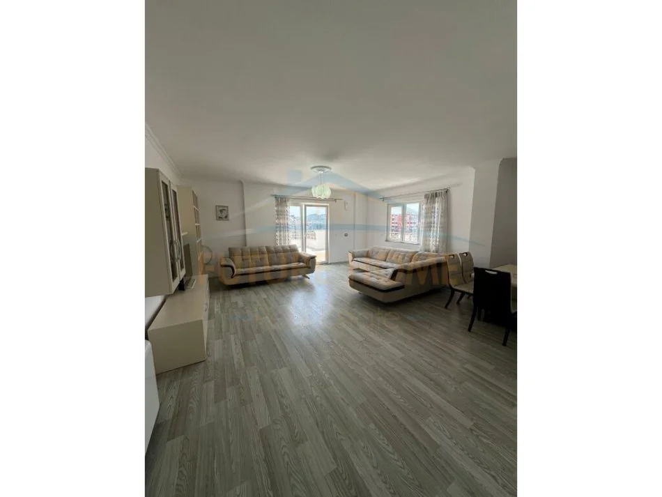 Tirane, jepet me qera apartament+verande | Penthouse 3+1+Ballkon Kati 9, 165 m² 1.500 € (SELVIA)