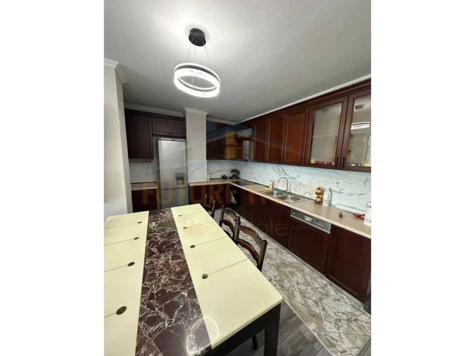 Tirane, jepet me qera apartament 1+1 Kati 6, 82 m² 600 € (Stacioni i Trenit)