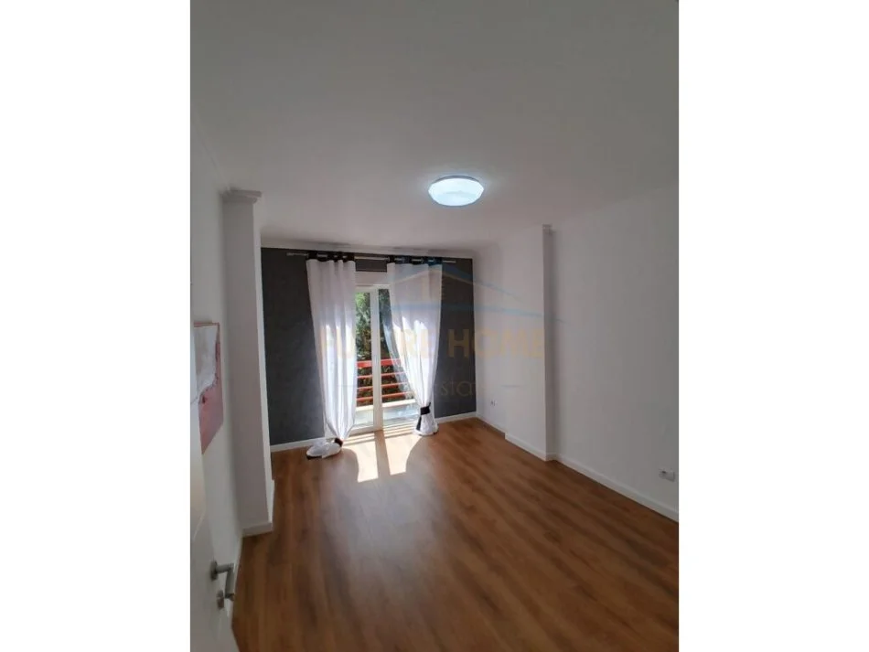 Tirane, shitet apartament 2+1+Ballkon Kati 3, 110 m² 250.000 € (Liqeni i Thate)
