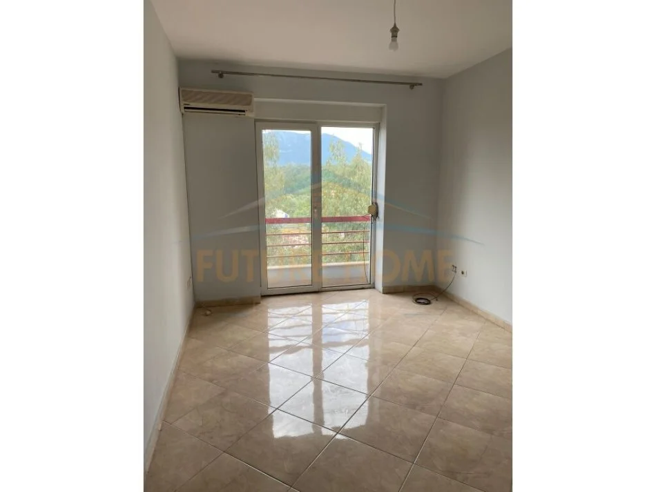 Tirane, jepet me qera 2+1 Kati 3, 500 € (Liqeni i Thate)