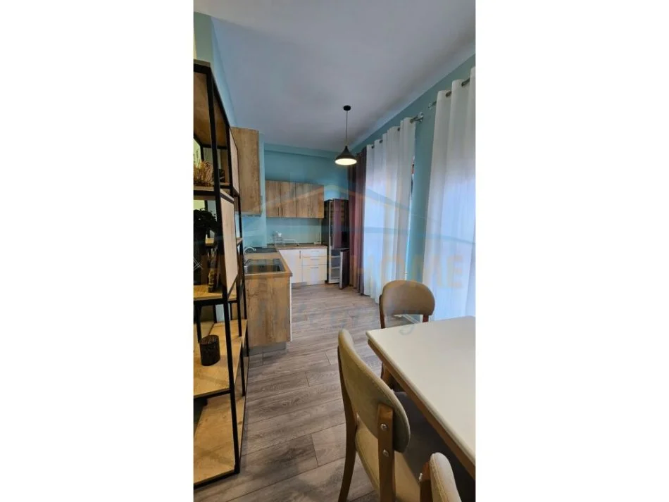 Tirane, jepet me qera apartament 2+1+Ballkon Kati 3, 98 m² 450 € (Ali Demi)