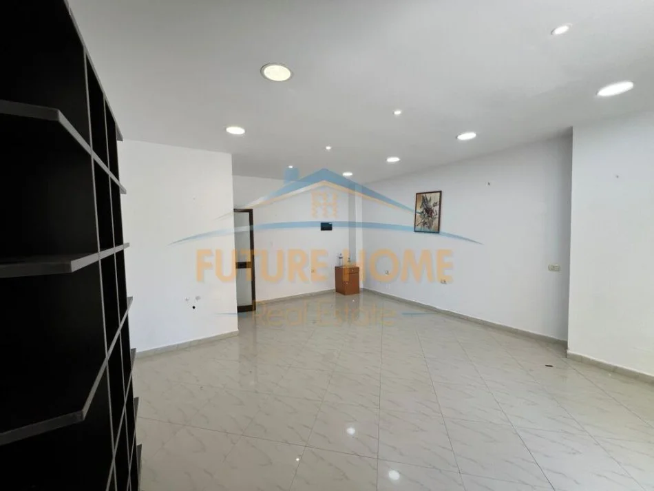 Tirane, jepet me qera ambjent biznesi Kati 0, 34 m² 280 € 