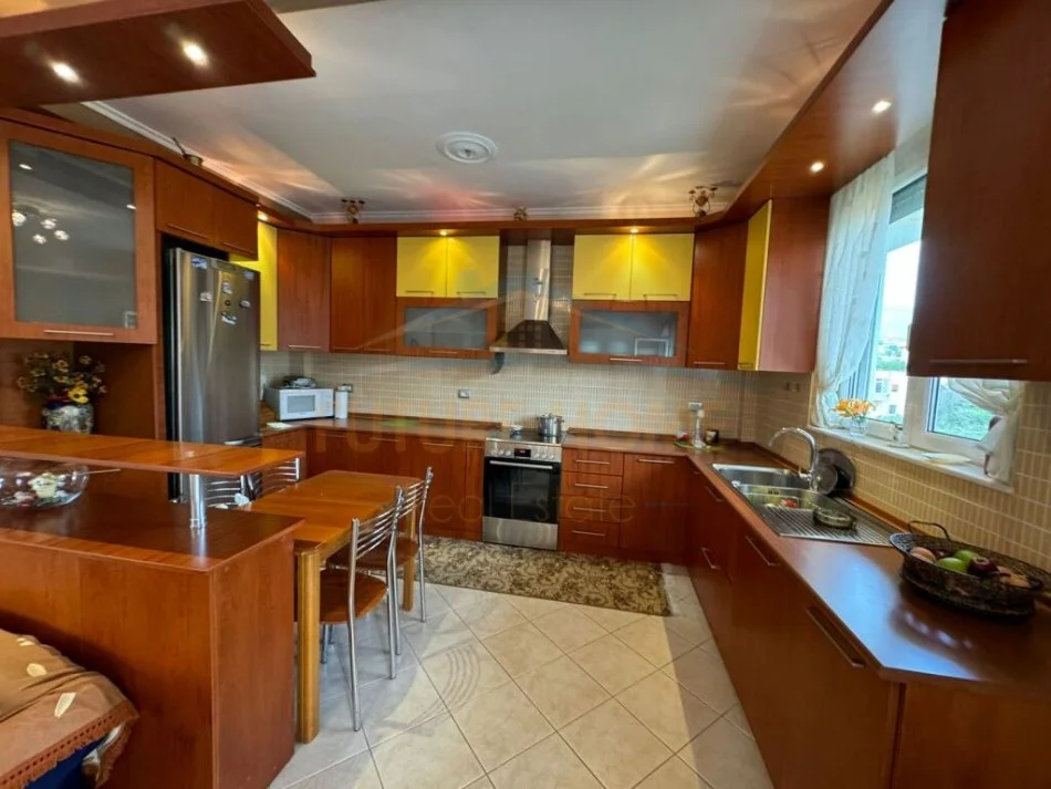 Tirane, jepet me qera apartament 2+1+Ballkon Kati 2, 160 m² 400 € (Shkoze)