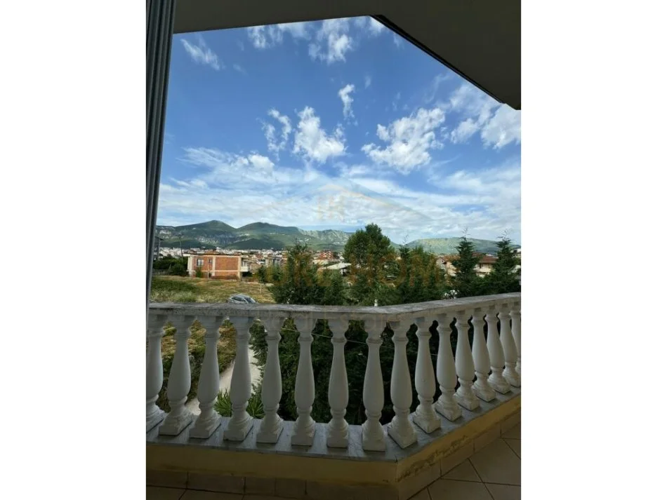 Tirane, jepet me qera apartament 2+1+Ballkon Kati 2, 160 m² 400 € (Shkoze)