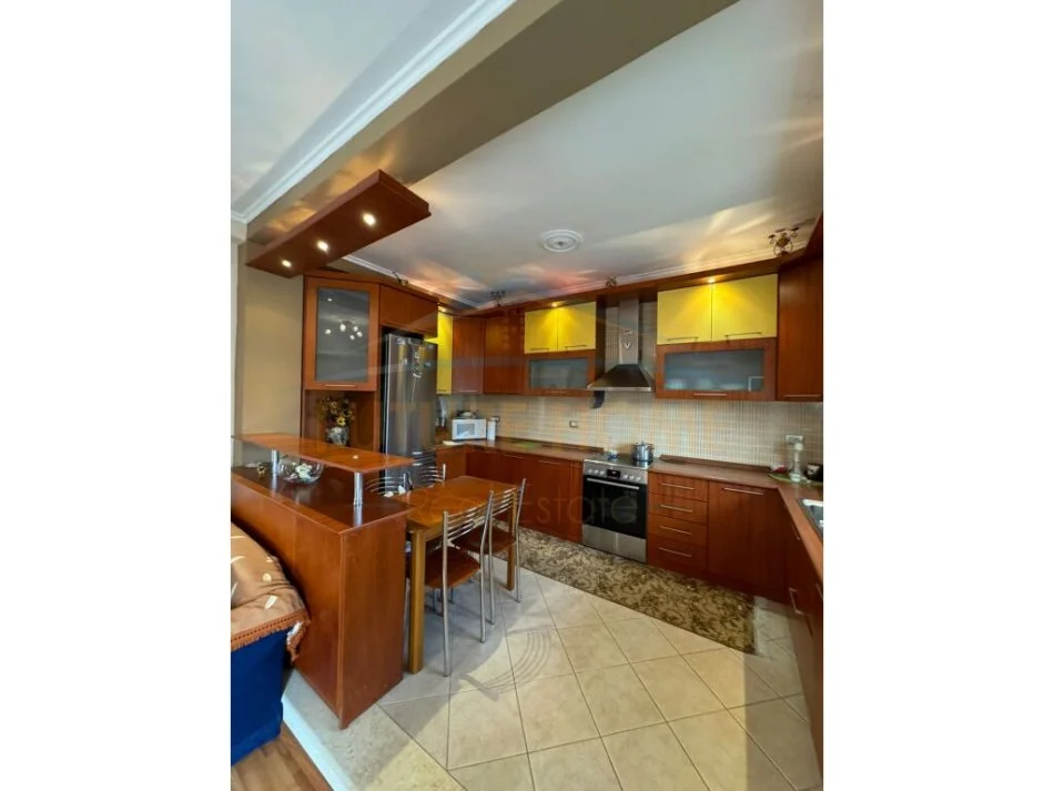 Tirane, jepet me qera apartament 2+1+Ballkon Kati 2, 160 m² 400 € (Shkoze)