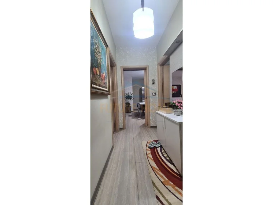 Tirane, shitet apartament 2+1 Kati 8, 89 m² 145.000 € (Unaza e Re)