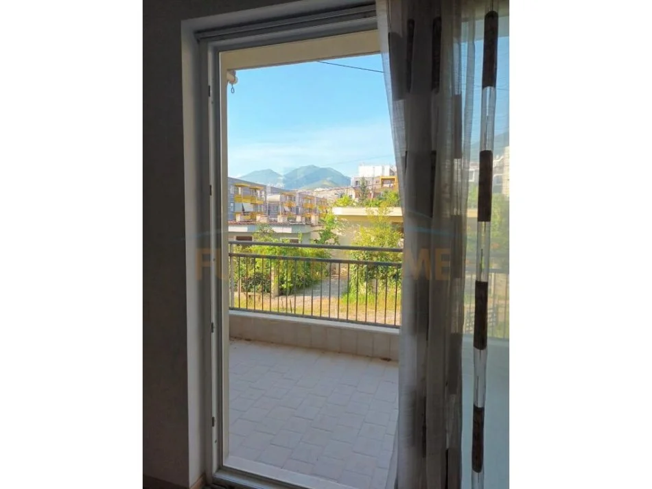 Tirane, shitet apartament 3+1 Kati 2, 150 m² 140.000 € (Shkoze)