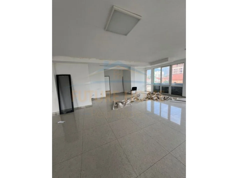 Tirane, jepet me qera ambjent biznesi Kati 4, 180 m² 1.800 € (Fusha e Aviacionit)