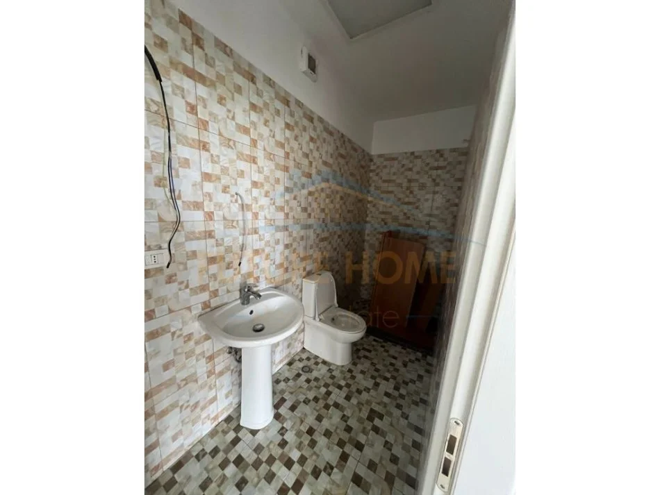 Tirane, jepet me qera ambjent biznesi Kati 4, 180 m² 1.800 € (Fusha e Aviacionit)