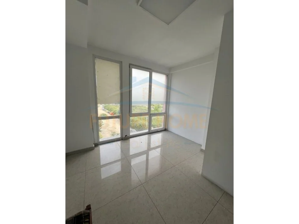 Tirane, jepet me qera ambjent biznesi Kati 4, 180 m² 1.800 € (Fusha e Aviacionit)