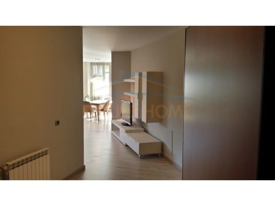 Tirane, jepet me qera apartament 3+1 Kati 5, 171 m² 2.300 € (LIQENI ARTIFICIAL)