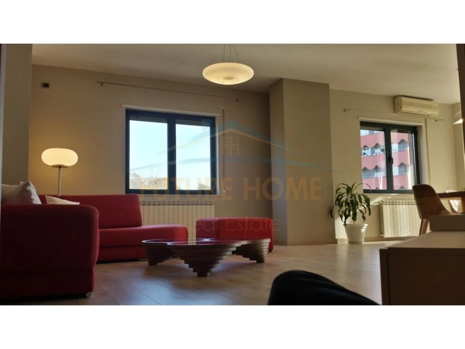 Tirane, jepet me qera apartament 3+1 Kati 5, 171 m² 2.300 € (Liqeni)