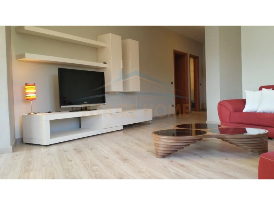 Tirane, jepet me qera apartament 3+1 Kati 5, 171 m² 2.300 € (Liqeni)