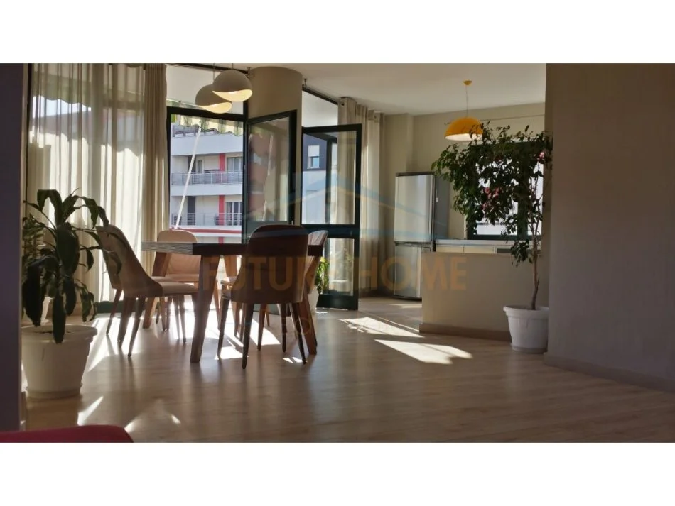 Tirane, jepet me qera apartament 3+1 Kati 5, 171 m² 2.300 € (LIQENI ARTIFICIAL)