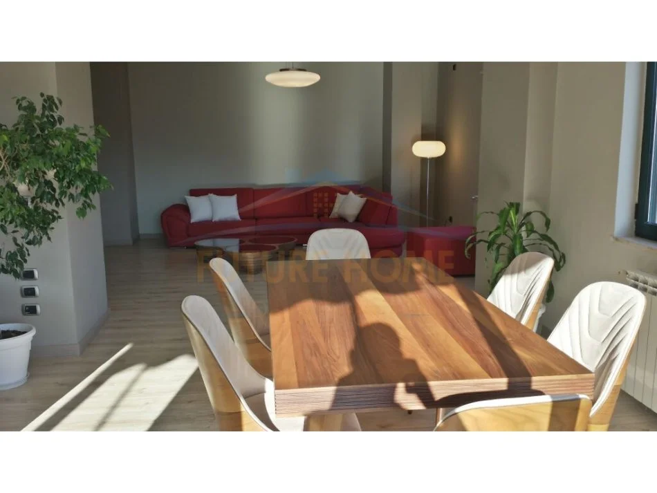 Tirane, jepet me qera apartament 3+1 Kati 5, 171 m² 2.300 € (LIQENI ARTIFICIAL)