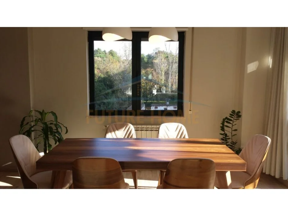 Tirane, jepet me qera apartament 3+1 Kati 5, 171 m² 2.300 € (Liqeni)