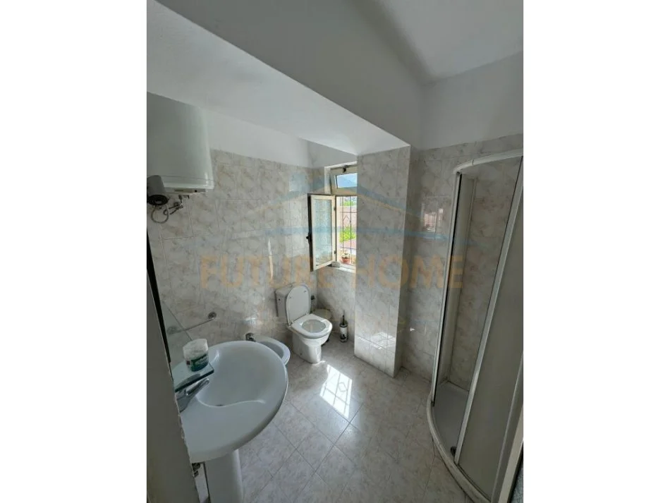 Durres, jepet me qera apartament 2+1+Aneks+Ballkon Kati 5, 110 m² 350 € (Prane Markates)