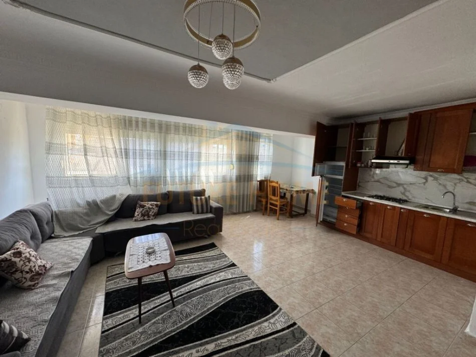 Durres, jepet me qera apartament 2+1+Aneks+Ballkon Kati 5, 110 m² 350 € (Prane Markates)