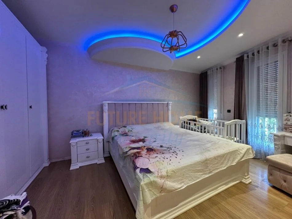 Tirane, jepet me qera apartament 2+1 Kati 4, 104 m² 600 € (Ali Dem)