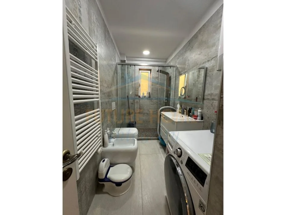 Tirane, jepet me qera apartament 2+1 Kati 4, 92 m² 600 € (Ali Demi)