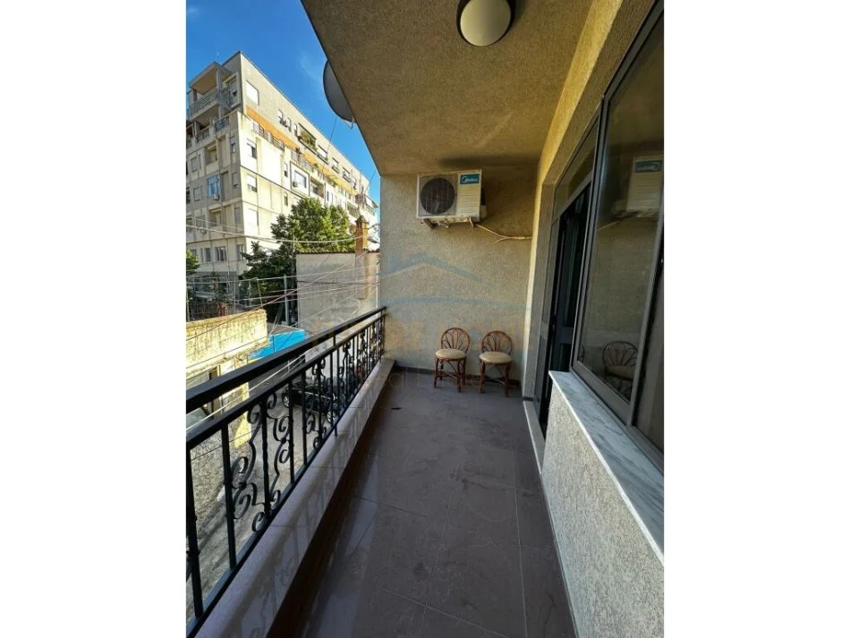 Tirane, jepet me qera apartament 2+1+Ballkon , 135 m² 800 € (Pazari i Ri)