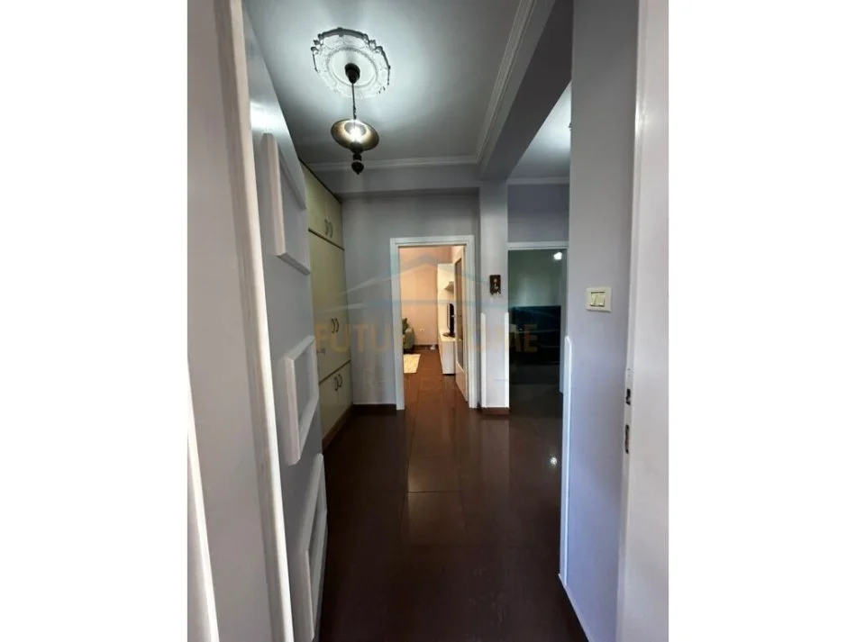 Tirane, jepet me qera apartament 2+1+Ballkon , 135 m² 800 € (Pazari i Ri)