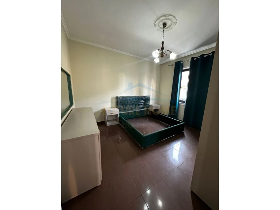 Tirane, jepet me qera apartament 2+1+Ballkon , 135 m² 800 € (Pazari i Ri)