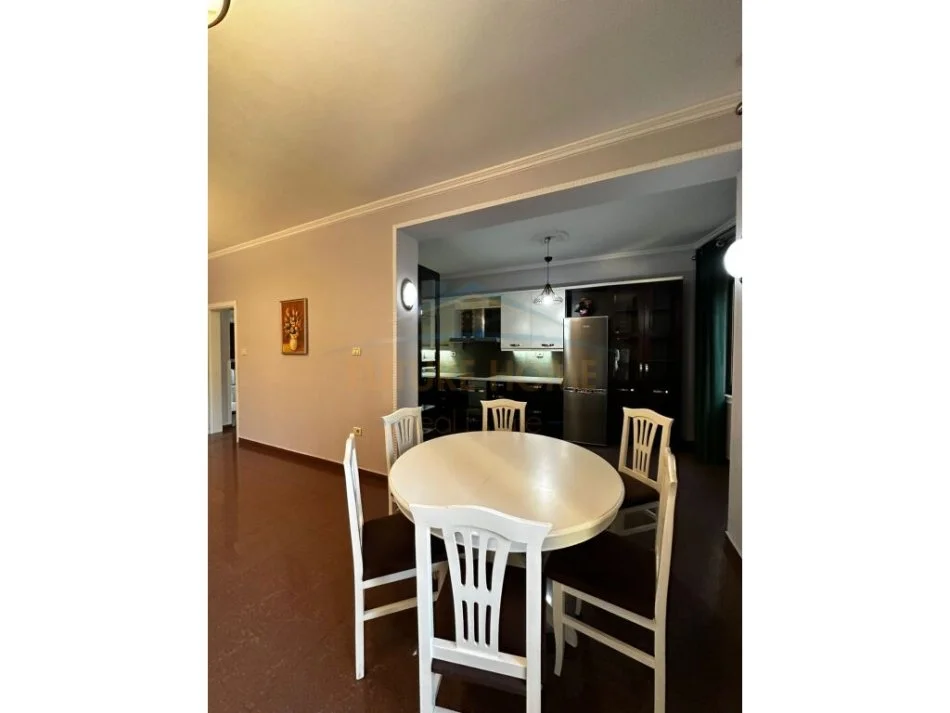 Tirane, jepet me qera apartament 2+1+Ballkon , 135 m² 800 € (Pazari i Ri)